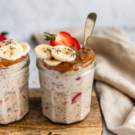 almond butter, strawberry banana overnight oats in two jars